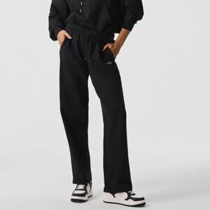 Alo Yoga Accolade Straight Leg Sweatpants in Black Chrome Logo